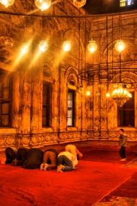alt="muslims praying inside the mosque"