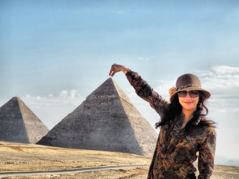 alt="tourist picture at the pyramids"